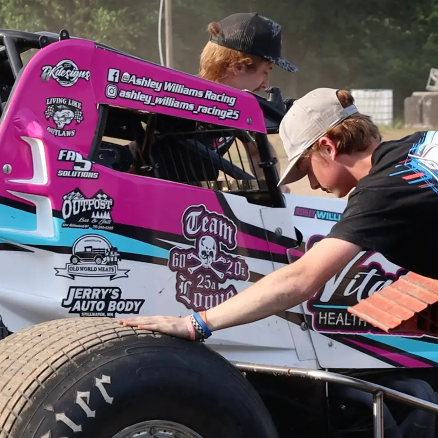 Ashley Williams racing crew changing tires on sprint
